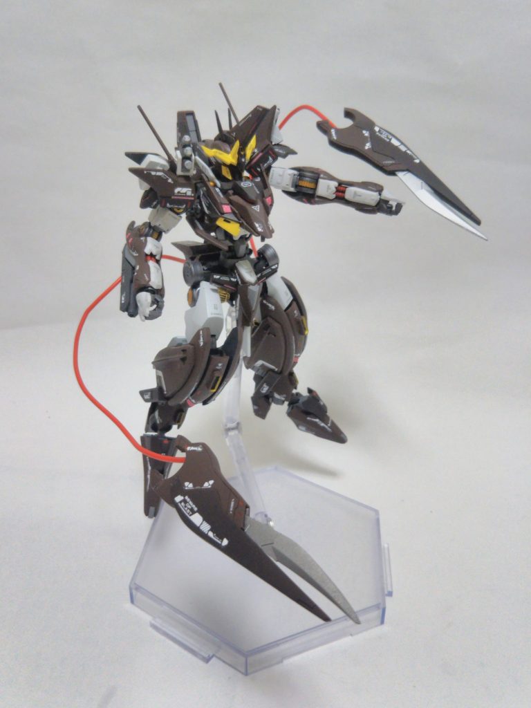 有線式ブレード「フリューゲル」阿頼耶識システムによりパイロットの感覚通りに伸びて敵機に襲い掛かる