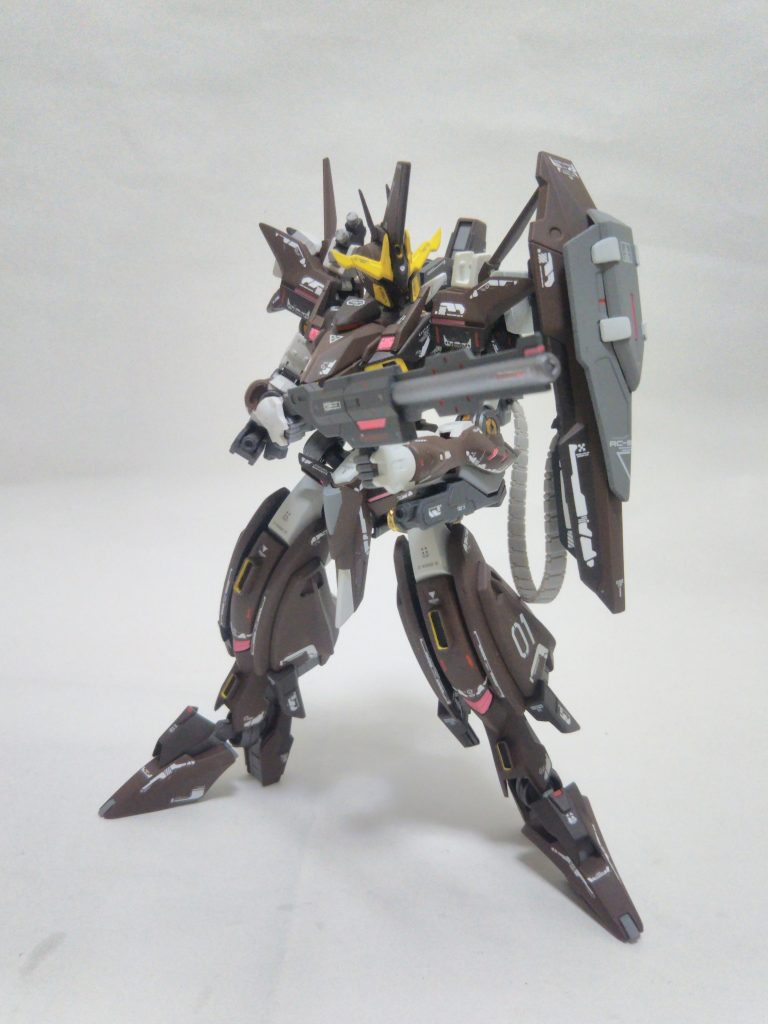 バインダーシールド左肩に装着した大型のシールド装甲が厚く2重構造