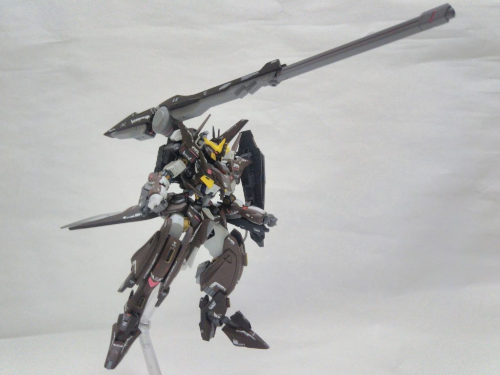 背部大型レールガン遠距離射撃用レールガン、砲撃モードをチェンジする事で超遠距離射撃を可能にレアアロイを用いた特殊弾丸の発射が可能な上位機構