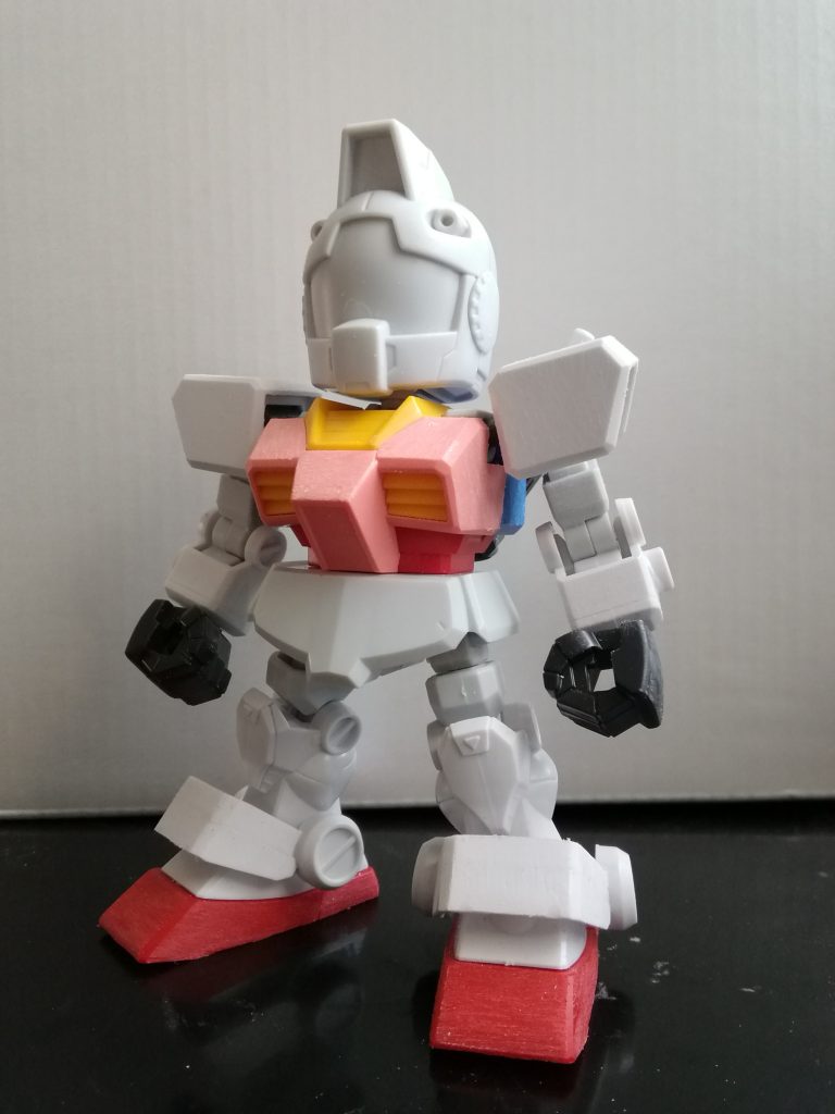 今回はアニメ版のようなシンプルな仕上がりにしたいと思い、各部のモールドを出来るだけ排除しました。