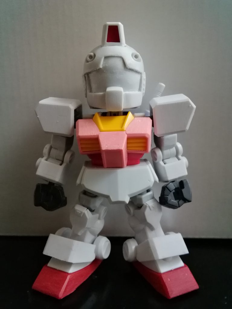 頭部は、メインカメラをガンダムの物に交換、ほか、バイザー部を少し圧縮して、縁のラインを少し変更して表情を変えました。