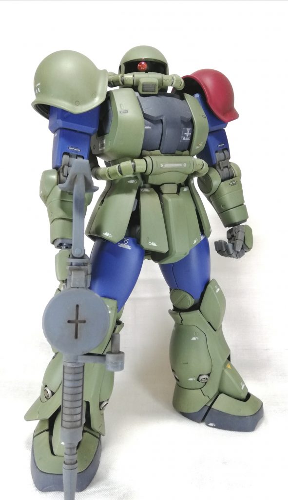 カラーリングは、これまた前回の旧ザクで最初に使用しようとして作ったものの使わず残っていた物をそのまま使用してみました。仕上げにウェザリングカラーでウォッシングして完成させています。旧ザクとザクの橋渡し的な物として、なるべく違和感なく、しっくりくるように心掛けたのですがどうでしょうか？ 