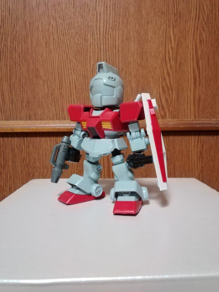 カラーリングも、シールドの紅白と、本体の紅白で色味を変えてみたり、ハンドパーツも暗緑色の上からグレーを吹き付けて、アニメっぽい色合いになるよう試してみました。