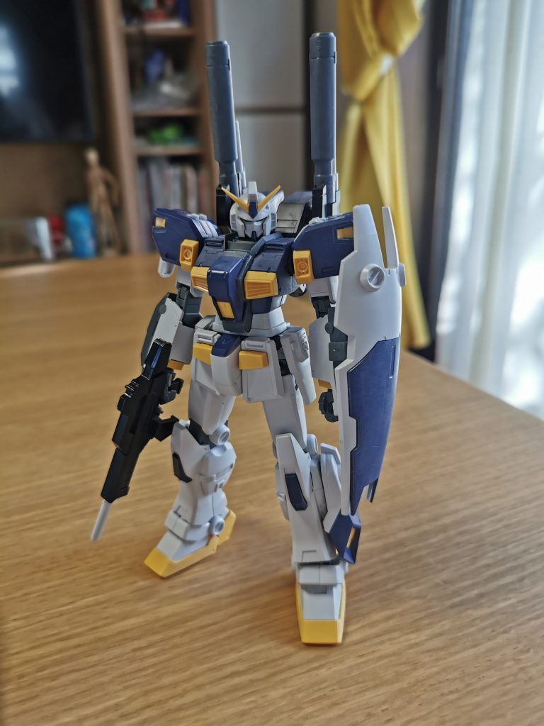 足首、膝関節にスペーサーを噛ませて3ミリ延長。その他プラ板でフレームやアンテナを作成。