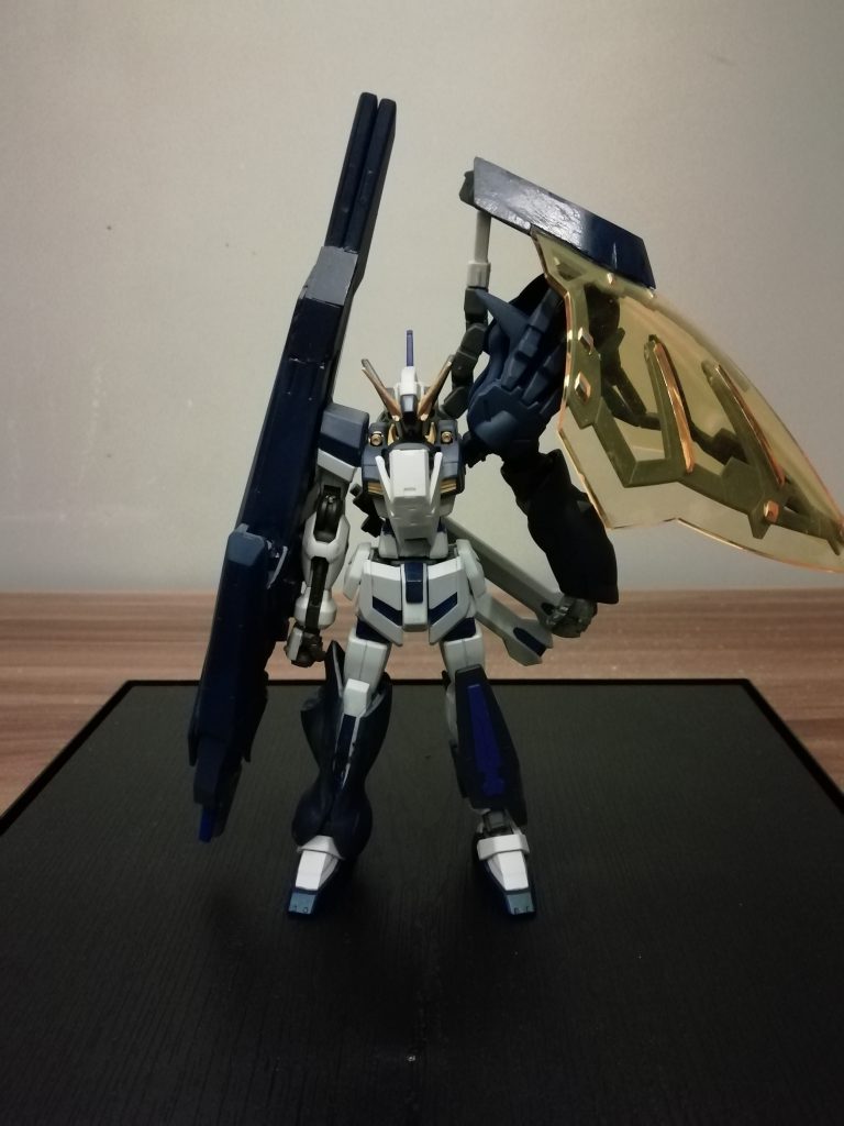 右腕にGNロングキャノンとGNツインライフルを合わせた大型兵装を付けてます。左肩にはヴァルヴレイヴ5号機から拝借した盾を装備してます( ˇωˇ )