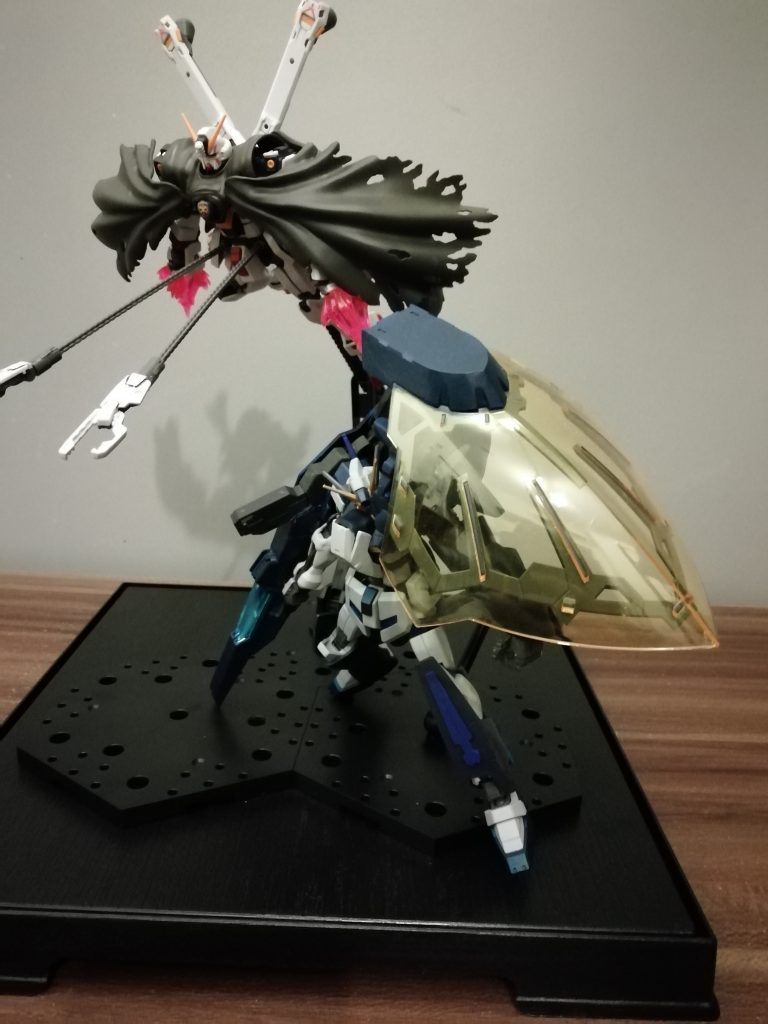 クロスボーンとのツーショットマント替わりの盾って感じですね〜