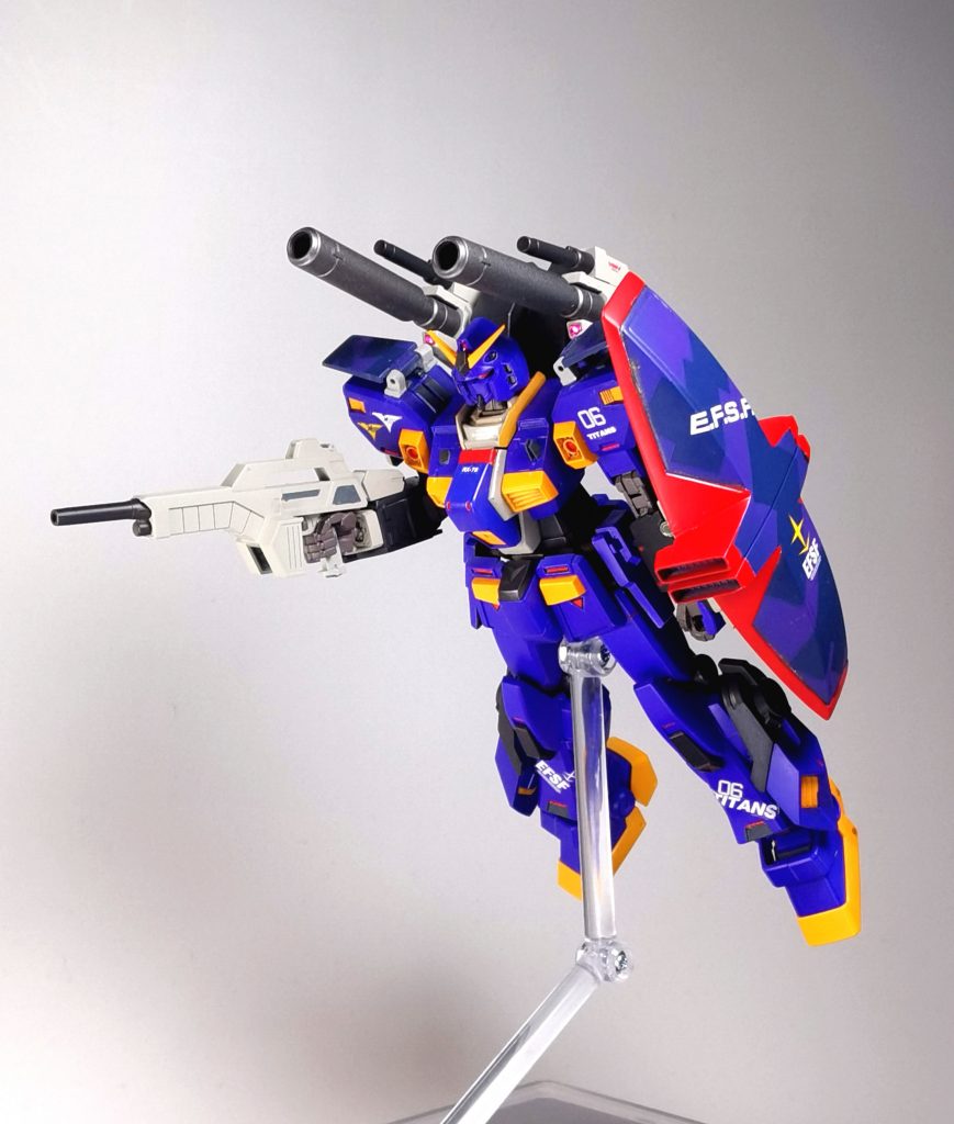 シールドと肩のフィンは1/300サイコガンダムからミキシングしました。