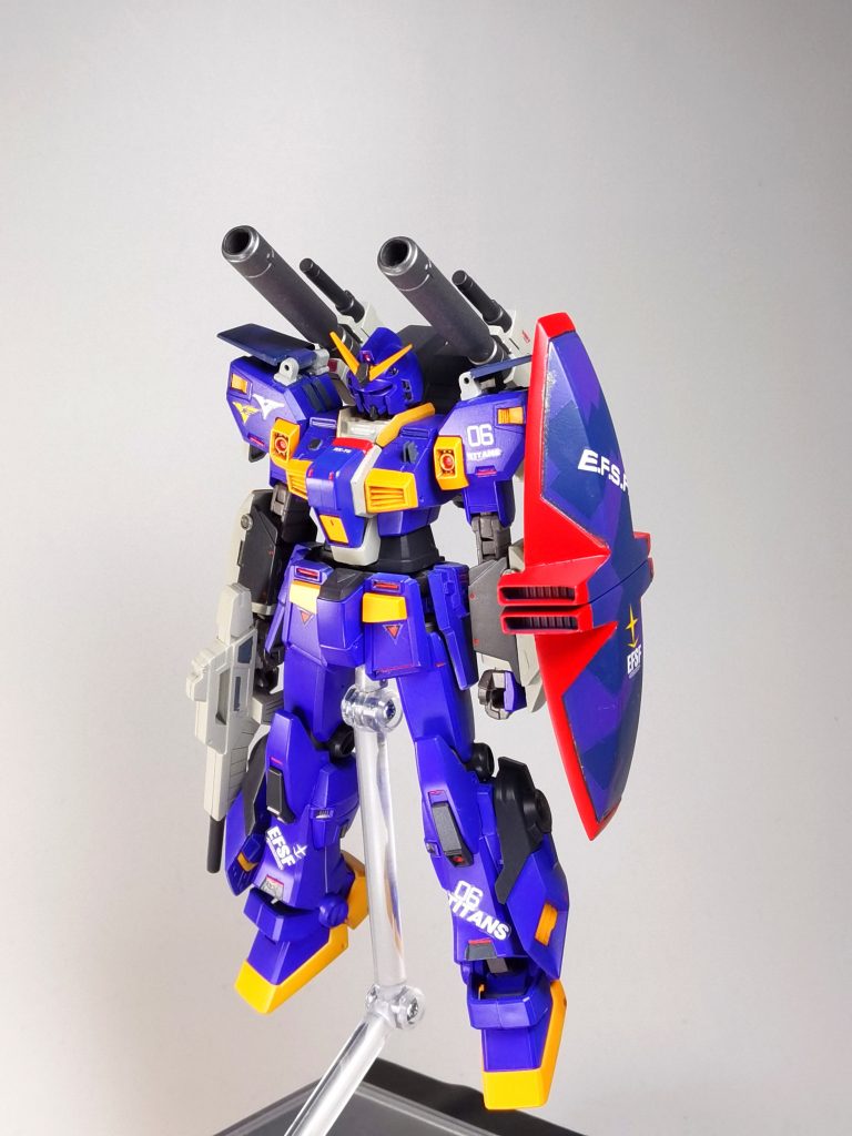 肩のフィンとシールドはミサイル攻撃を力場により直撃させない力場を発生させる試験装備。