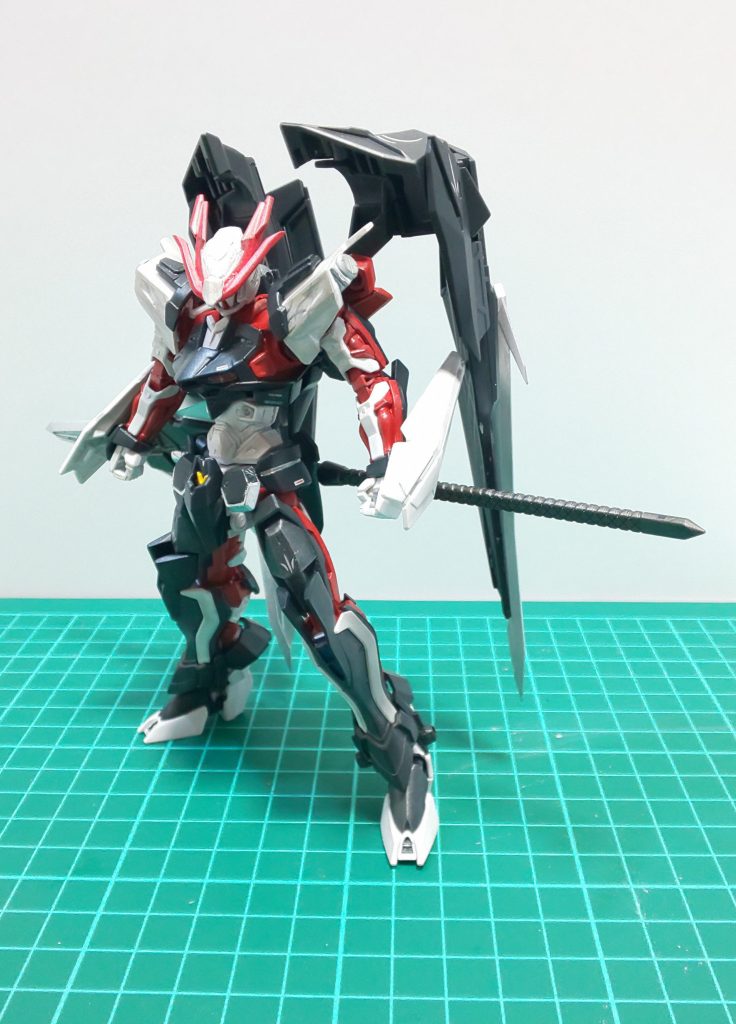 ダブルオースカイと同じように近接格闘をしやすいように肩にあった武装をバックパックと一体型にしてみました。