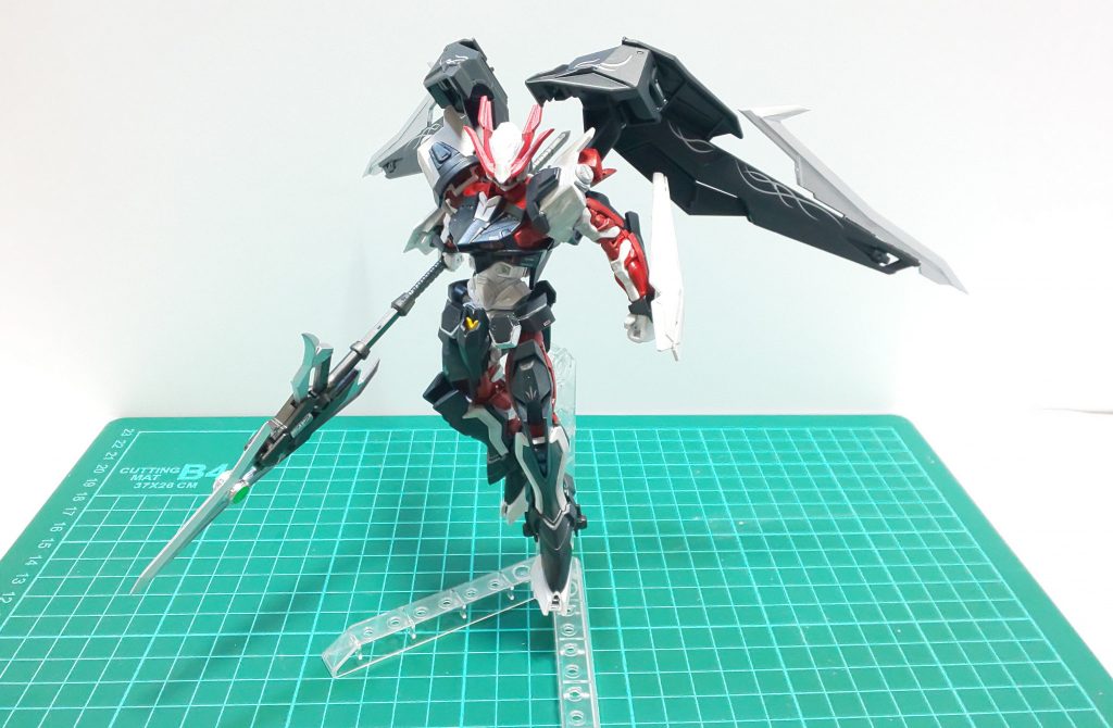 バックパックにまとめたことでローブバスターライフルをウイングパーツにも出きるようにしてみました。