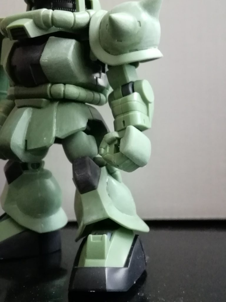 ハンドパーツも、キットのままだとカクカクしているので、角を丸めてザクっぽくしています。