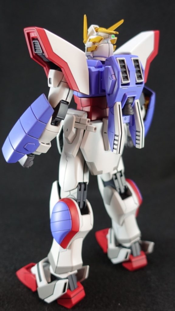 後ろ姿、マッシブなスタイルです他シリーズのキットと比べると腰回りがだいぶ太い