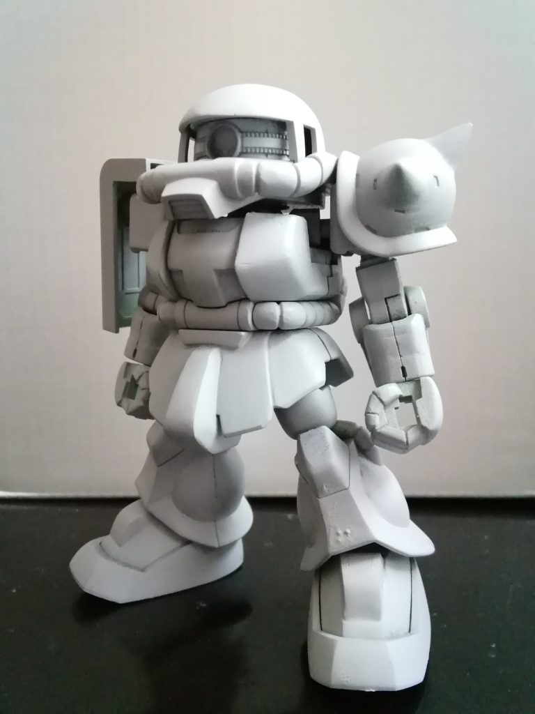 上腕にもパテを盛って、段差になっている形状を平滑化。アニメっぽい印象に近くなるようにしました。