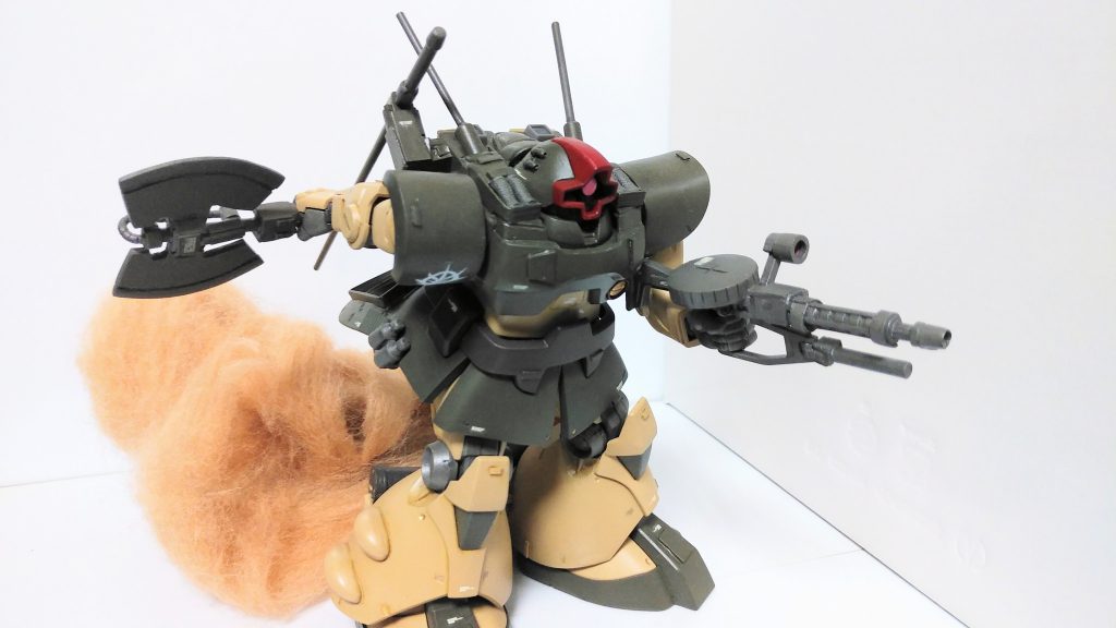 ちゃんと、後ろまで手が届きトマホークを掴める。