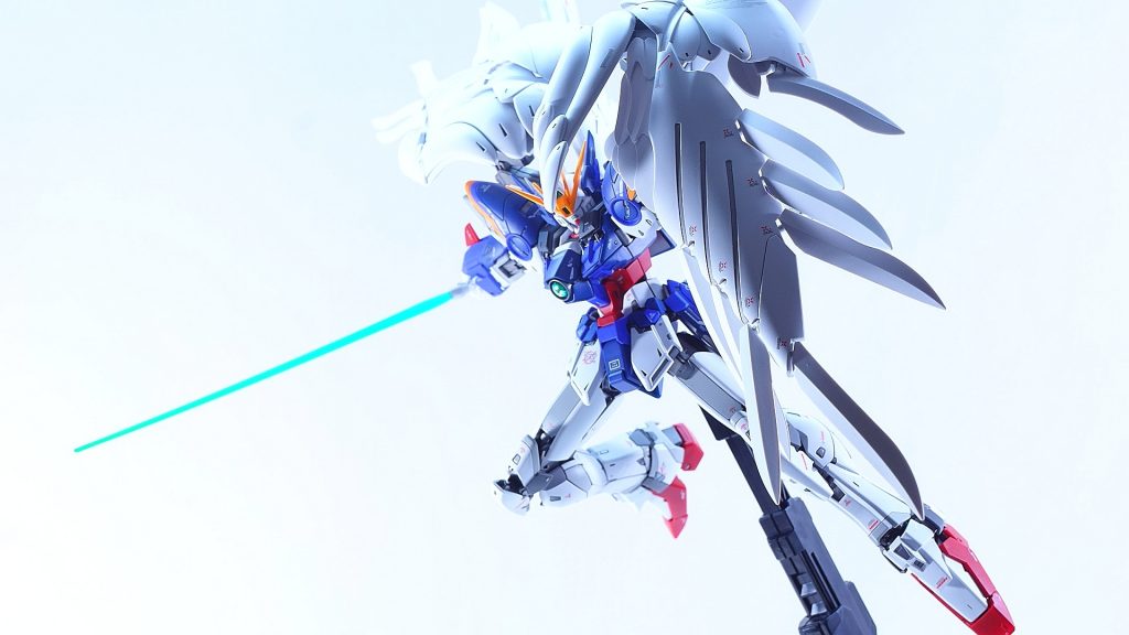 白いパーツがとにかく多いので、グレーの塗り分けを多様してます。グレーは4色使って、濃淡を出してます。