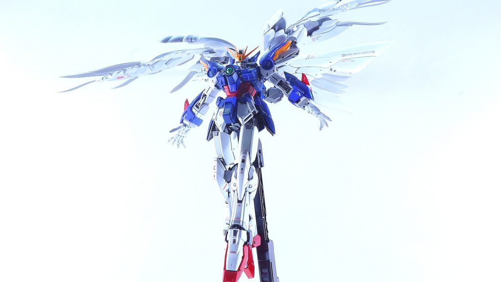 多少手を入れたのは、全身のスジをほりなおし、フル可動ハンド、胸のレンズパーツを交換。少しだけモールド追加したぐらいです。塗装は全塗装。