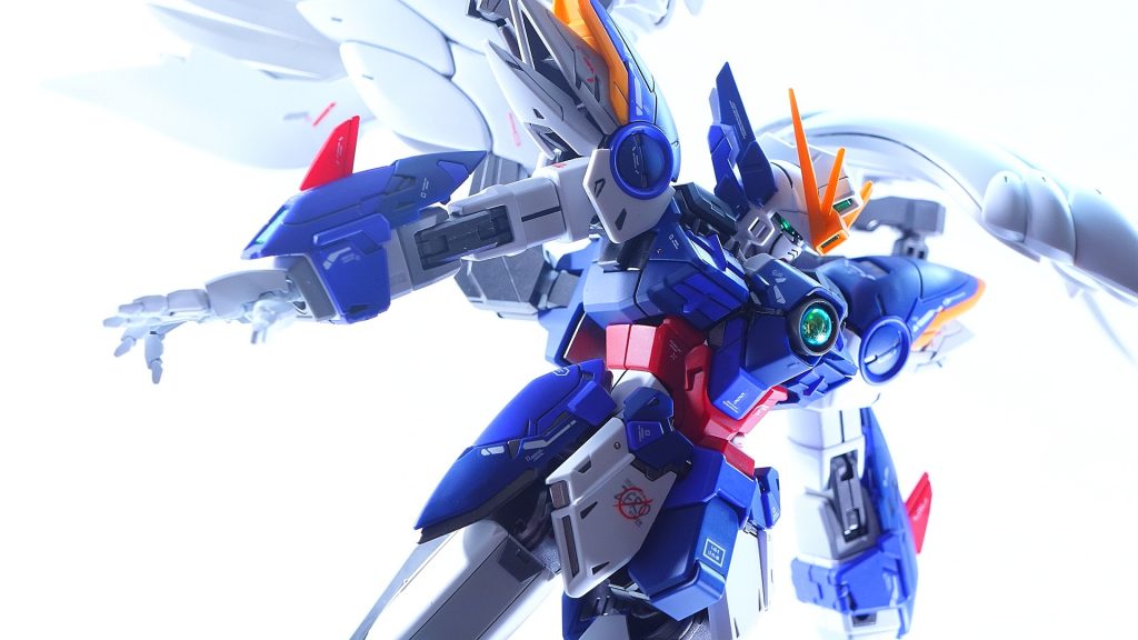 手はガンダム3.0からもってきてます。胸のレンズは市販のバーニアパーツにVCドームを入れて密度感だしてます。スミ入れは、ハッキリさせたかったので、全てブラック。