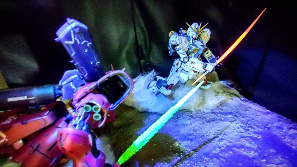 サーベルは蛍光塗料で塗装し、UVライト照射して撮影してます