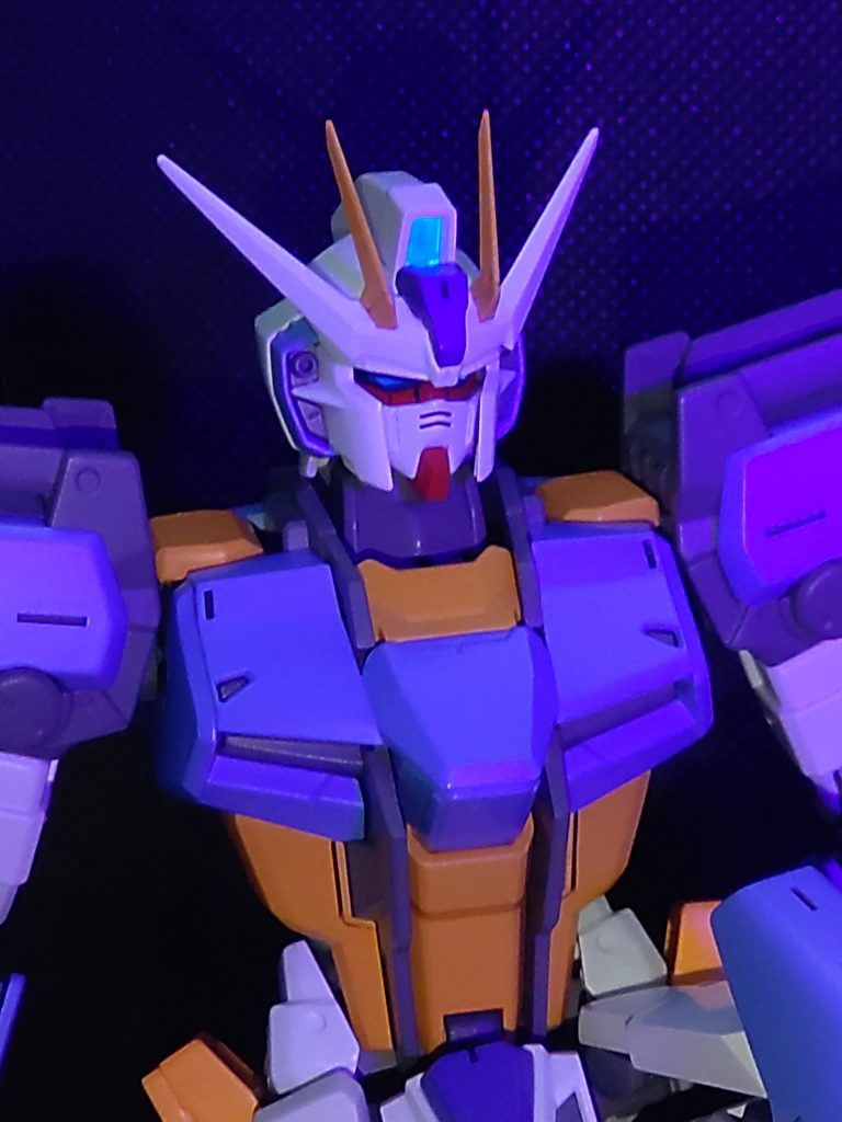 カメラは蛍光色で塗ったので光るのですが、残念写真では少しだけ。 