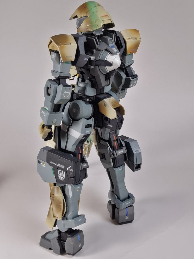 バックショット。地味さを差し色で解消。むしろよく見ると派手です。宜しければ感想コメントお待ちしております。