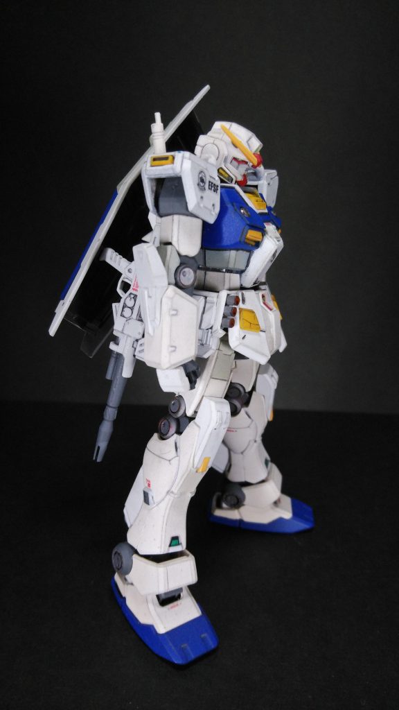 右の腰に煙幕弾を着けました。