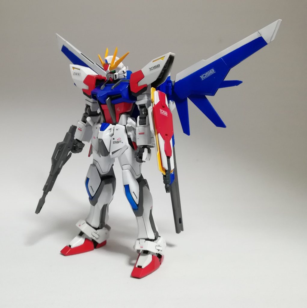 シールドの塗り分けはマスキングを丁寧に行い、工程を分けて塗装。全部のパーツがそれなりに時間かかっています。