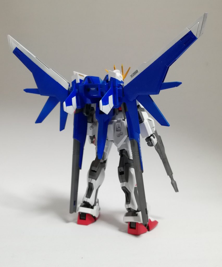 バックショット。フレームが露出しているのがストライクの表現のキモだと思うのでメタリックグレイで細かく塗り分けました