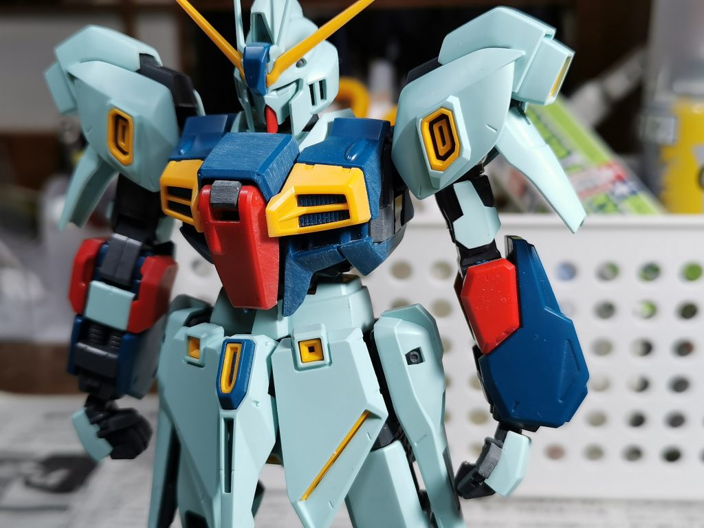 胸パーツをダボの上に載せた状態。コレを基準に全体を調整し腹周りをスッキリさせています。