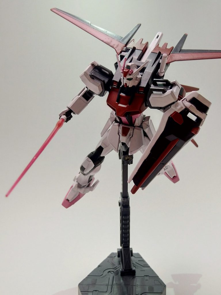 翼を一度筆で塗装してみて失敗しており、後からエアブラシで塗装し直してます。写真で確認すると色ムラがすごいですね。翼とアンテナと、その他数か所を息子に折られました。