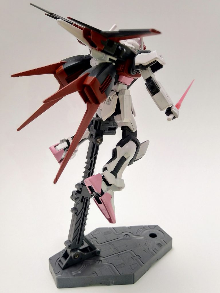 後ろから。黄色は、何となく邪魔な気がして他と同じ赤系の色にしました。