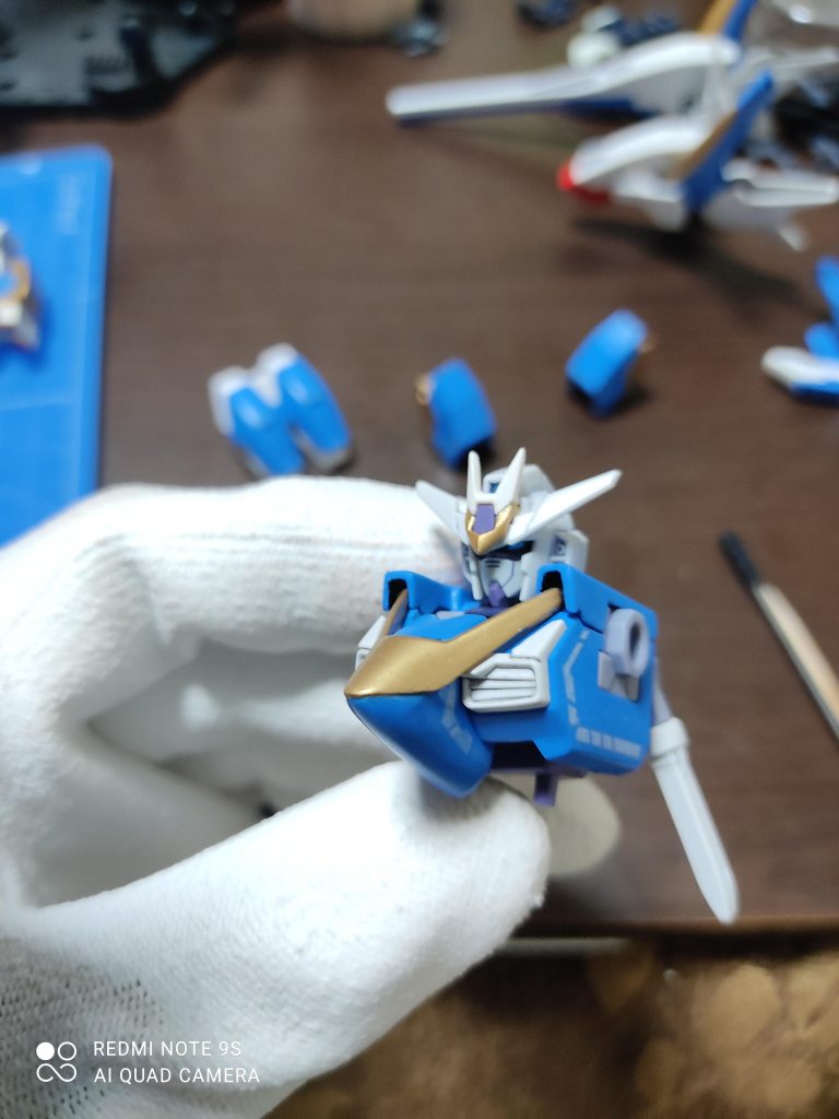 アンテナはアニマリゼのアンテナを削り出し本当はアースリーのアンテナを使いたかったのですが手に入らず強行手段を取りました。結果としては良かったと思っています胸部はフェイクνにV2のＶ字パーツとパテ整形自分にとってV2のイメージは光の翼よりこの長い胸部のＶ字なので一番時間をかけました