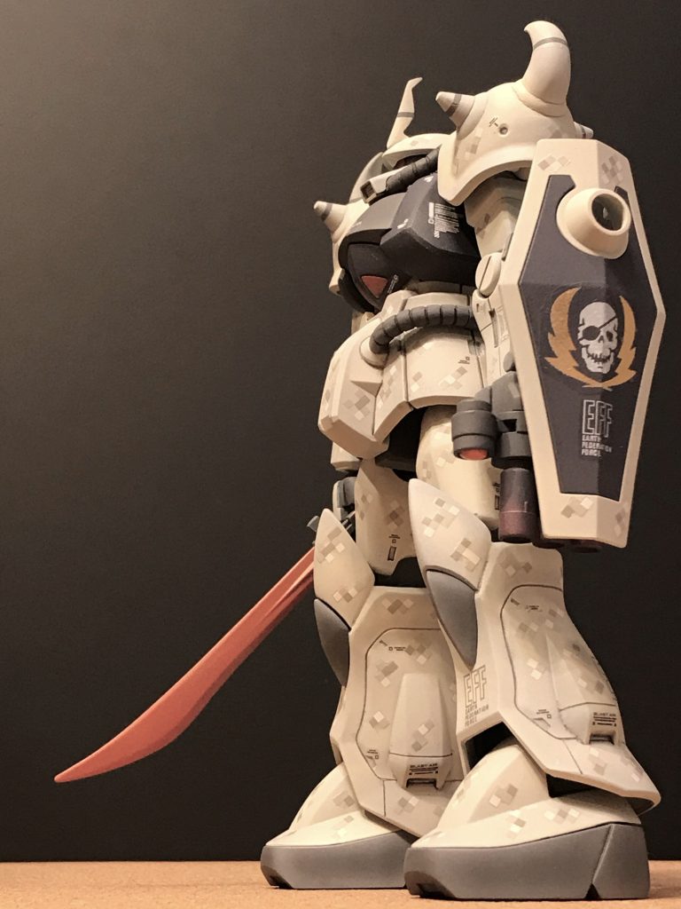 「機動戦士ガンダム外伝 コロニーの落ちた地で…」に登場するヴィッシュ・ドナヒュー機が連邦に鹵獲された姿を妄想して作りました。（グフを連邦カラーで塗ってみたかっただけなんですけどねw）