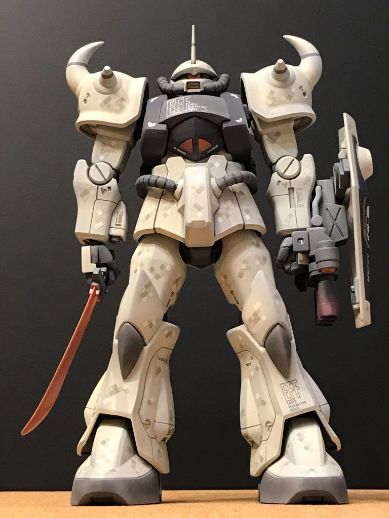 機体解説（脳内設定ともいうw）ジオン公国軍中尉ヴィッシュドナヒューの乗機MS-07Bグフは放棄された公国軍オーストラリア方面軍基地で発見され、連邦軍の鹵獲機となった。ーーーーーーーーーーパイロット本人はヒューエンデンHLV基地攻防戦にてMS-14Gゲルググの目撃情報と交信記録を最後に消息不明。ーーーーーーーーーー戦後、連邦仕様に再塗装されたが搭乗パイロットのパーソナルマーク「荒野の迅雷」は、彼に敬意を表し丁寧に描き直された。これはピクセルドット迷彩の有効性試験機となった時期の画像である。