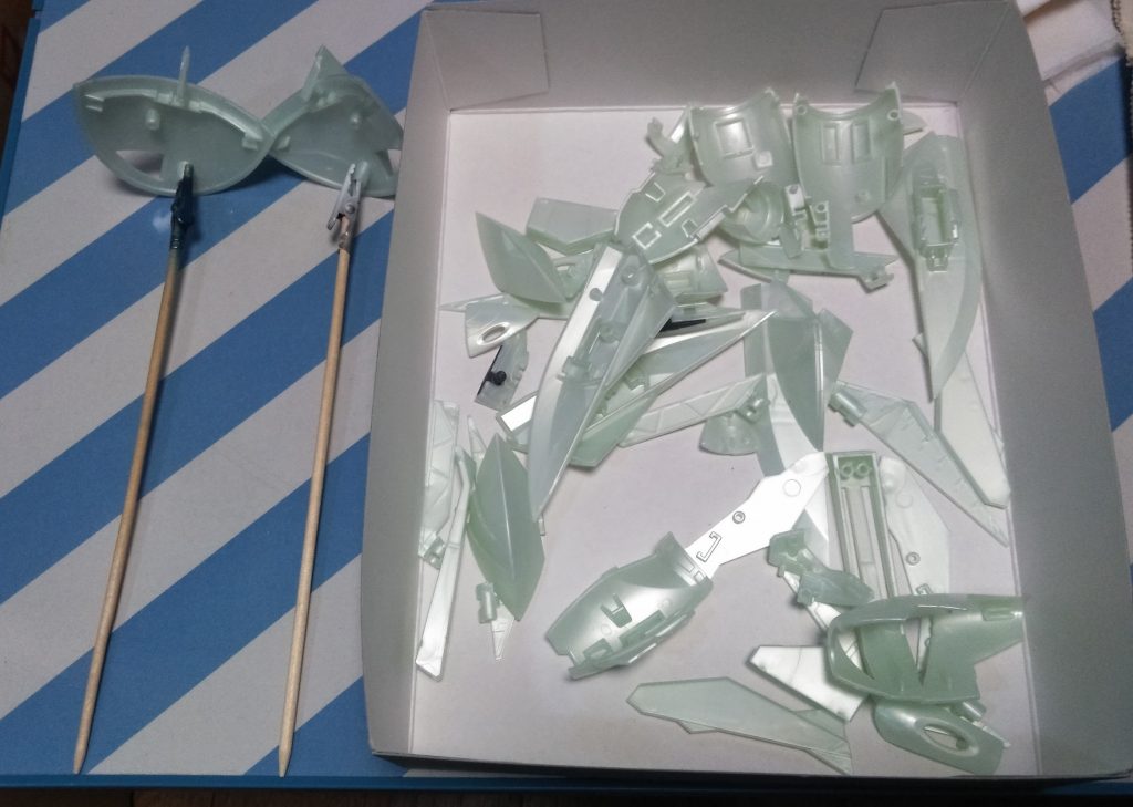 塗り分けは楽ですが、一つ一つが大きく、多いのでネコの手を付けるのもひと仕事。正に猫の手も借りたかった(笑)