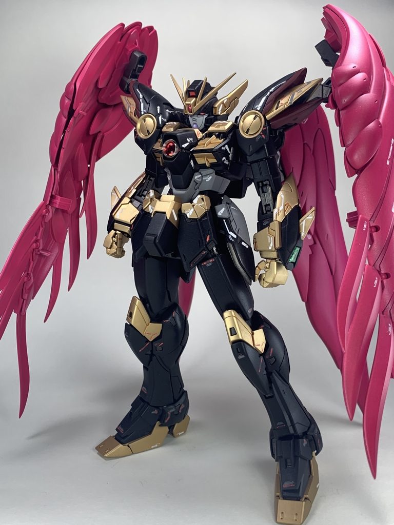 キットそのものの出来が良いので基本ストレート組み肩と副翼の合わせ目は消しと主翼のダボ穴が目立つのでパテ埋めして整形。胸部中央はHDプレートにHアイズを入れたものに置き換え、各部センサーにはラピーテープを貼っています。後は塗装剥げが怖いのとカラーリングが上手くいかなかったのでシールドは持たせていません。まぁゲーム内で装備してないしいいかなと