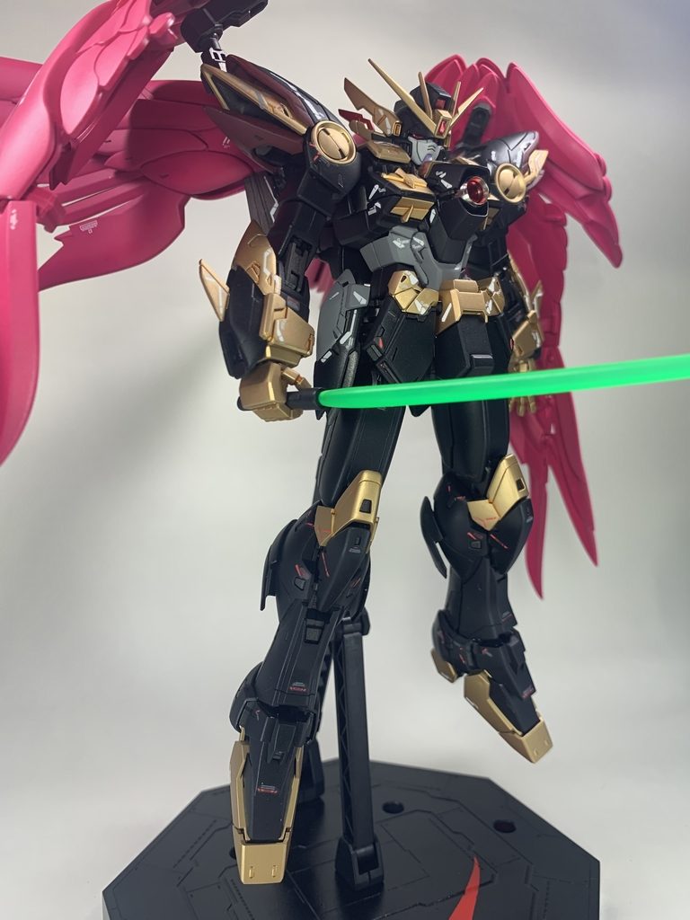 「ウイングガンダムゼロ…乗りこなしてみせるさ」ビームサーベルはMrカラーの蛍光グリーンとスーパースムースクリアー艶消しを混ぜてグラデっぽく塗装しています。