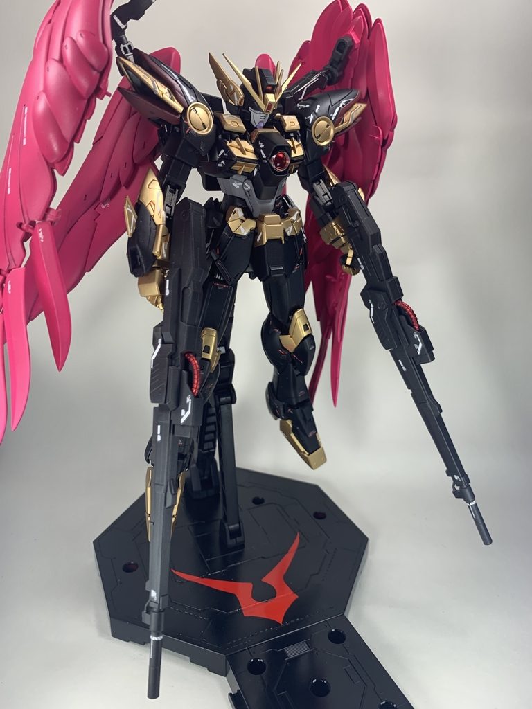 ツインバスターライフルを持たせて付属の台座はスタンド取付穴を一部埋めてマスキングでギアスマークを塗装。よく見るとちょっと歪ですがまぁ遠目からみたら気にならないので・・・