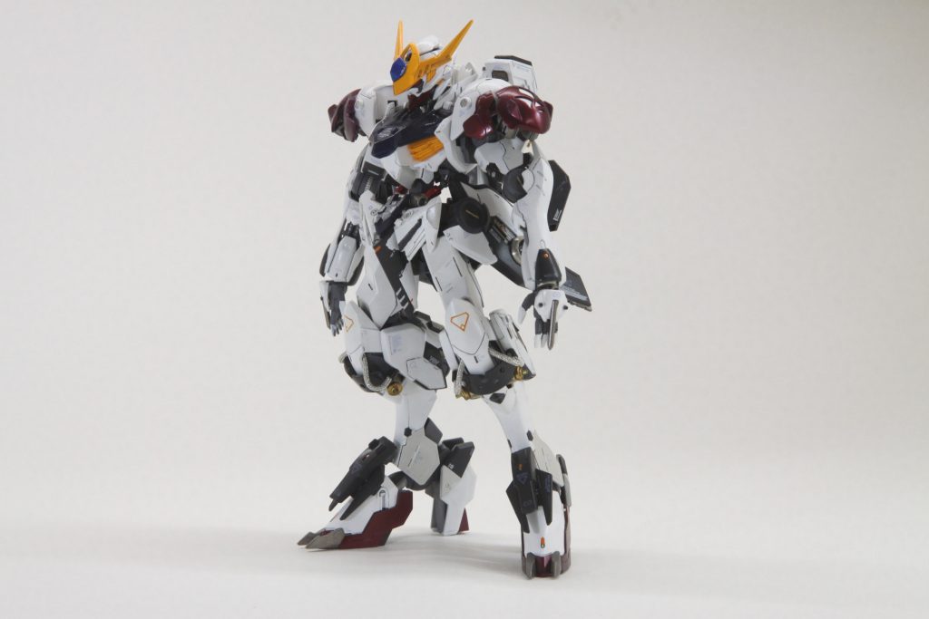 早く激しく動き回るイメージで、脚の付け根や足首部分は軽く、膝は負荷がかかるのでゴツく