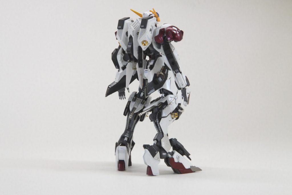 バックパックは元のパーツを切断し形状変更、稼働するスラスターパックに。腰のスタビは邪魔っぽいので短く