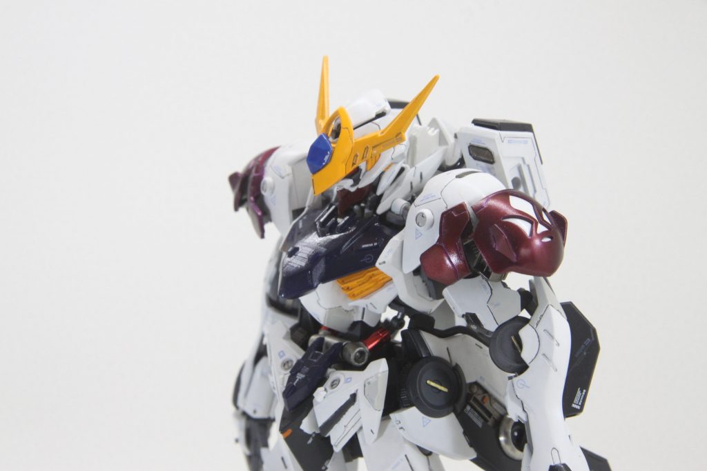 肩パーツも一部稼働し展開すると排熱ダクトが露出