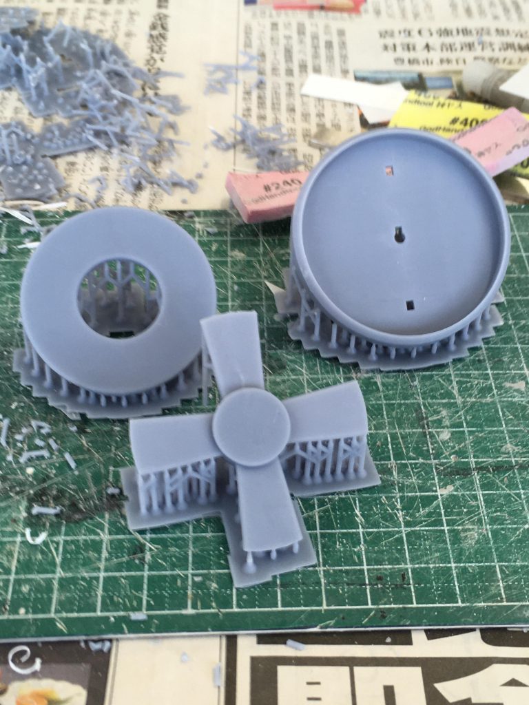 ベースのパーツです。このサイズのテーパーは手では作れないと判断しました。手すりも出力品です。