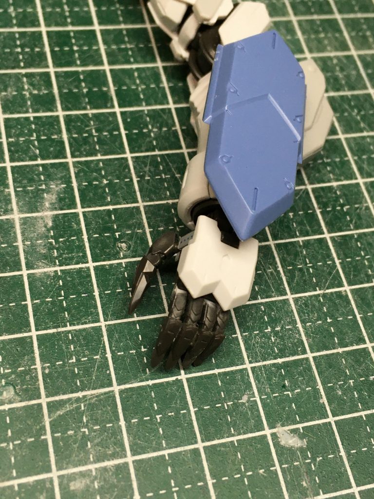 指の開き方を自然な感じにしました。