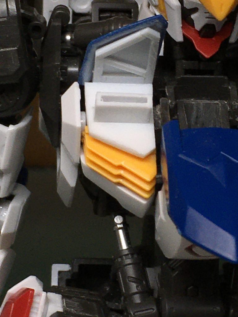 MGのバルバトスは出来が良いので大したことはしてません。ちょうどいいフラットケーブルがあったのでそれに合わせてソケットを作りました。