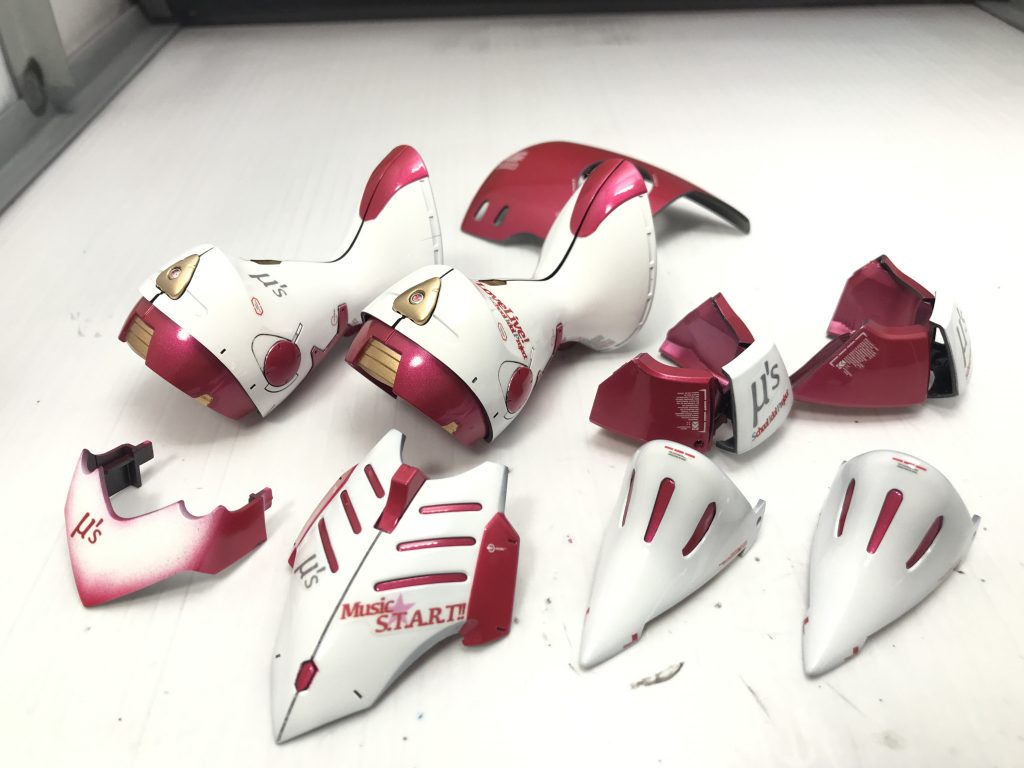 光沢で押し通すか、つや消しするか悩みましたが光沢を選択しました。クリアを何層にも重ねましたが、その度に埃の侵入と戦いました、白の光沢塗装は神経を使いますね。