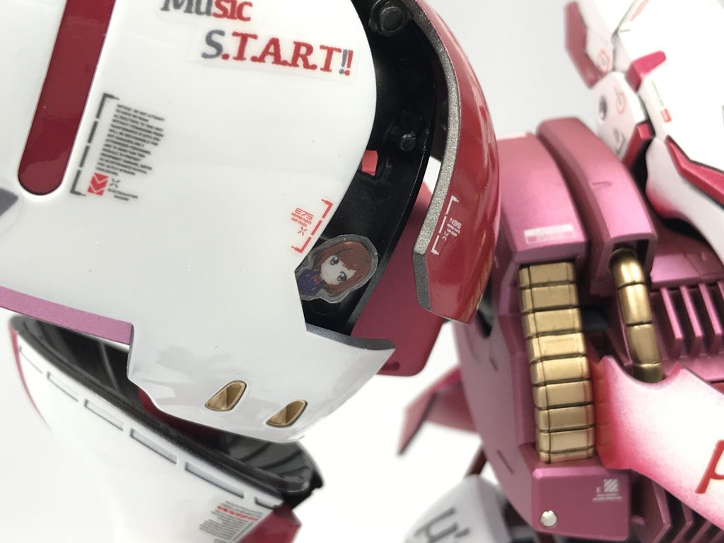 今回のチャームポイントは各装甲の稼働ギミック。バインダーと脚部スカートを切断し開閉ギミックを追加しました。そして装甲を開くと真姫ちゃんが顔を出します。もう本当にナニやってんだか・・・でもカワイイ・・・