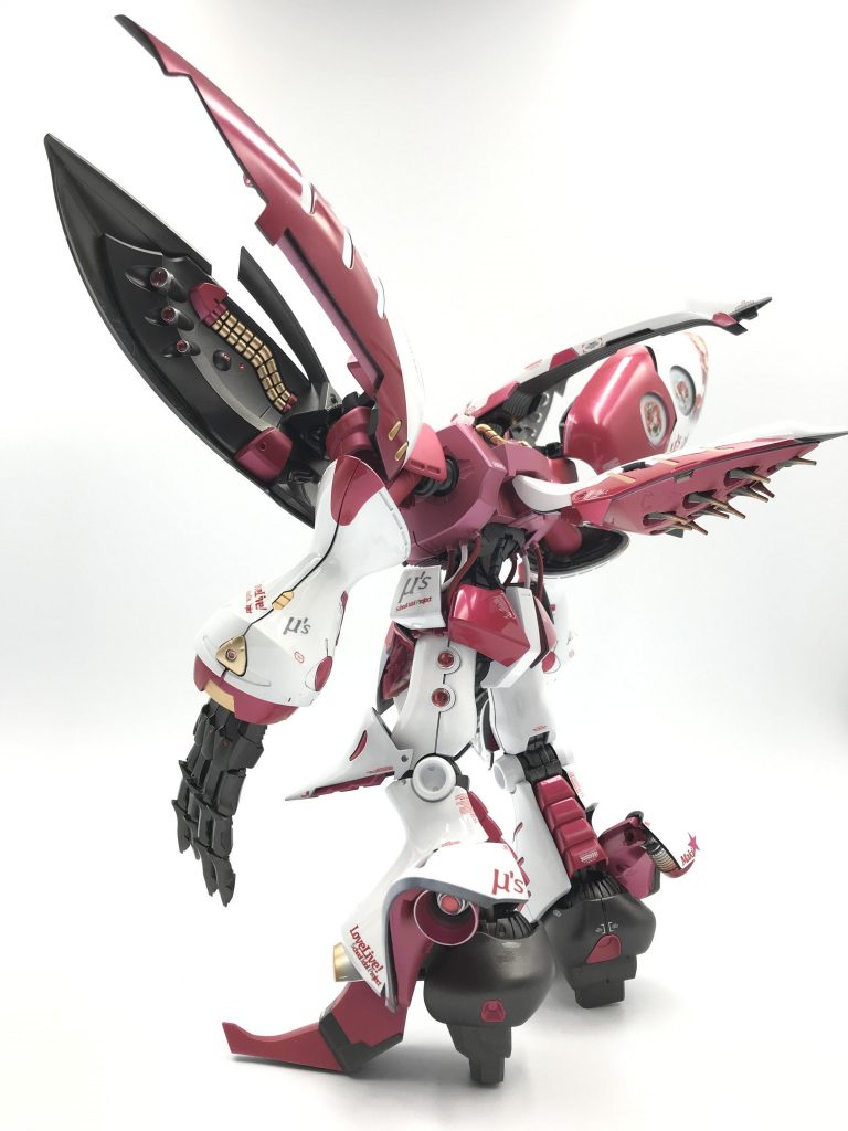 塗装は基本的に光沢のグロス風。部分的につや消しメタリックを使ってメリハリをつけています。光沢の白は本当に気を使います。