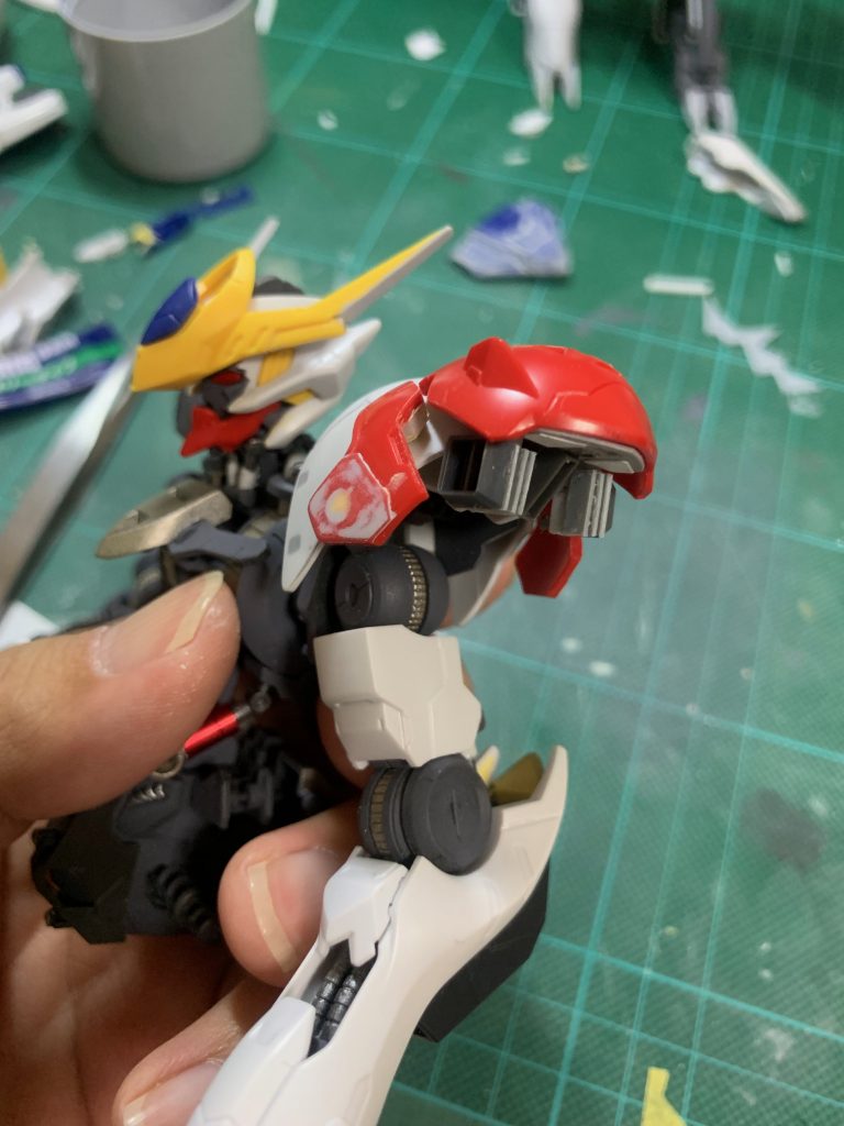 肩が展開して排熱ダクトが露出