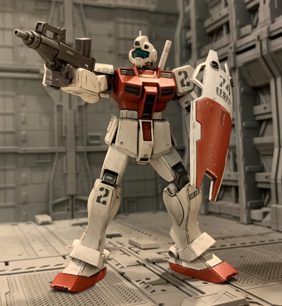 武装はジムコマンドと同じシールドと90mmマシンガンにしてみました。どちらもジムスナイパー2付属の物を使いました。こうなるとほぼジムコマンドですね(苦笑)股関節は単純なBJ、肩関節はスイング無しの一本軸、肘膝関節は非二重など、最近のキットより可動の自由度は低いですが、スタイルやディテールは今の目でも十分カッコいいと思います。