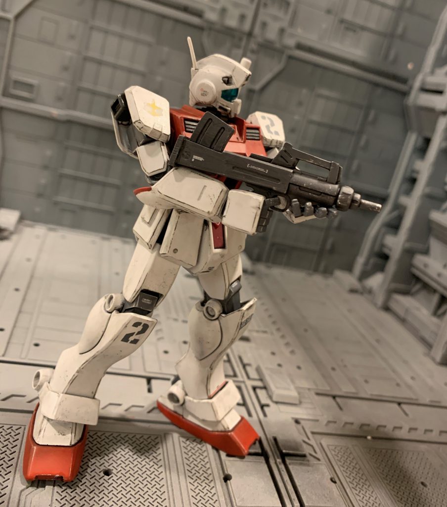 ジムD型はジムコマンドの前身という位置づけの機体です。量産型ジムよりも後に登場したはずなので、戦争の舞台は既に宇宙になっていると思い、ウェザリングは黒色でウォッシング&ドライブラシしたのみで地上汚れは無しにしました(最近地上MSばっかり作って飽きてただけです)。そもそもジムD型が宇宙で稼働できるのかは不明ですが(笑)まあジムコマンドの前身だった設定なので、宇宙仕様も作られたはずだと脳内設定しています。