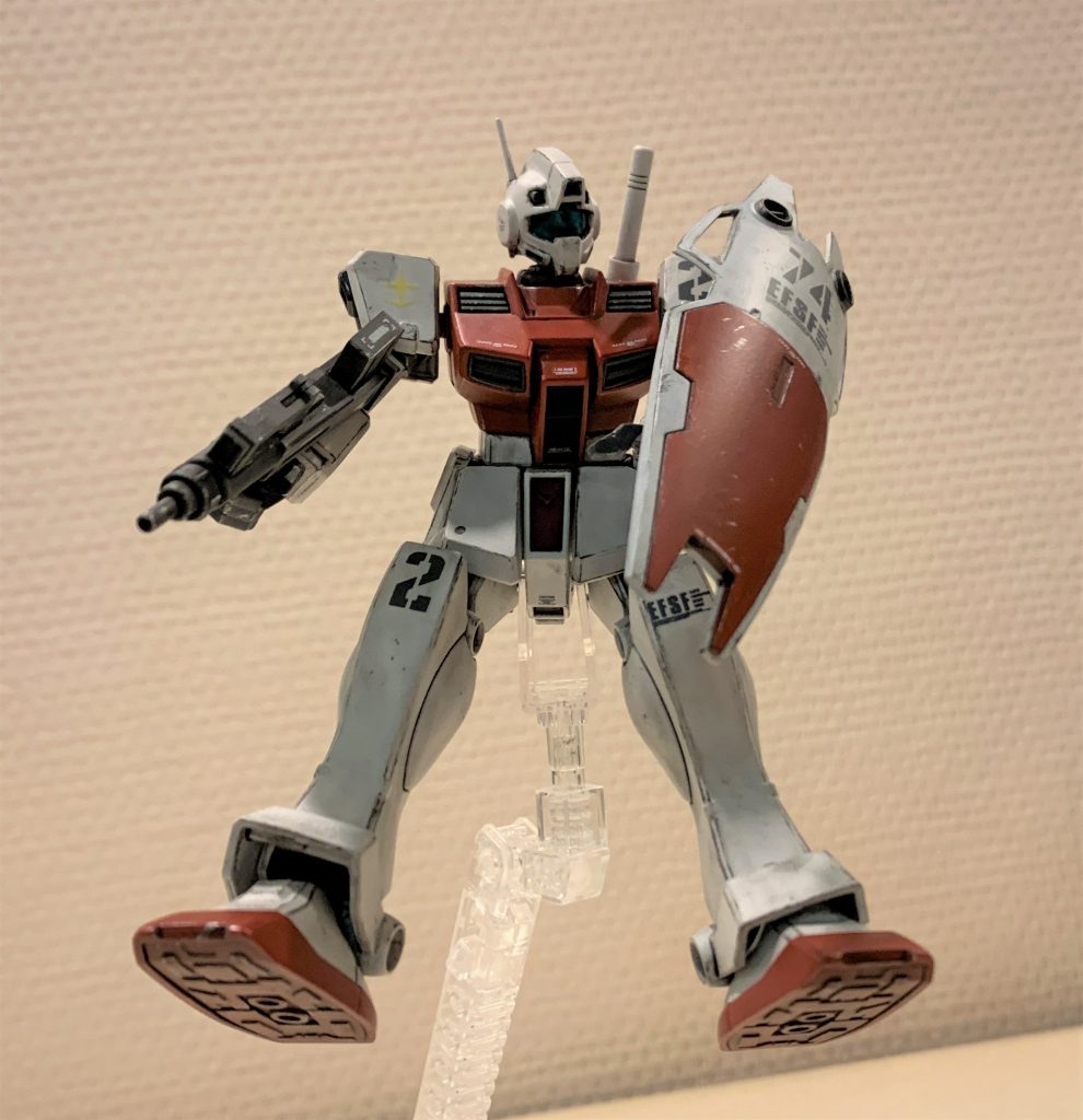 今回は特にオラ設定も盛り込まず基本工作のみのストレート組みであっさり終わらせました。この写真撮った直後にディスプレイスタンドが倒れ、頭から落ちアンテナがポッキリいきました(泣)なのでアンテナ付けて通信強化したのは通信環境の悪い寒冷地仕様の装備という妄想をし、D型には無かったと妄想し溜飲を下げました。部品数も少なくシンプルで、肩の力を抜いて楽しく作れました。基本ジオンのMSが好きですが、ジムもやっぱり魅力満載ですね!ご覧いただきありがとうございました。